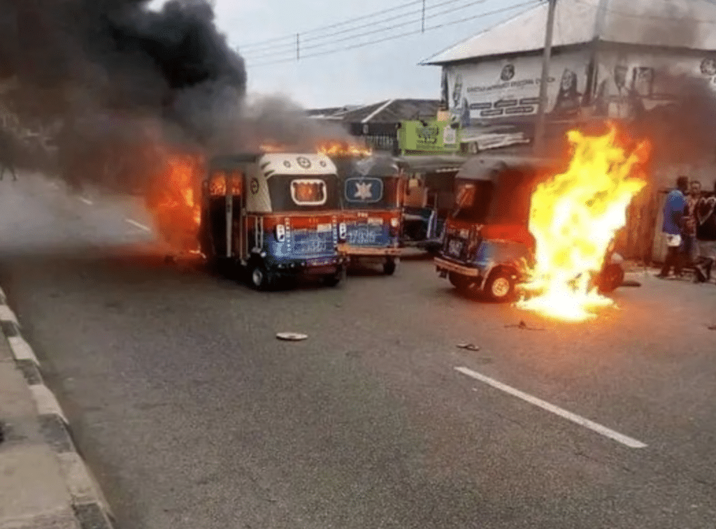 You are currently viewing Angry Mob Kill Tricycle Rider For Stabbing Passenger To Death Over N50 In Bayelsa
